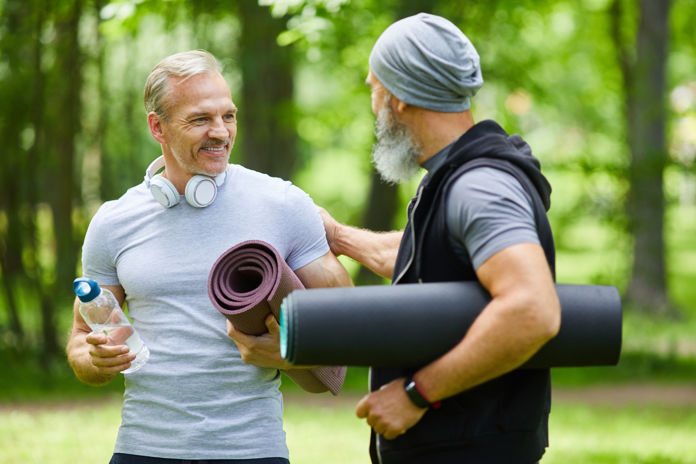 friends-chatting-before-workout-PAA5HH7